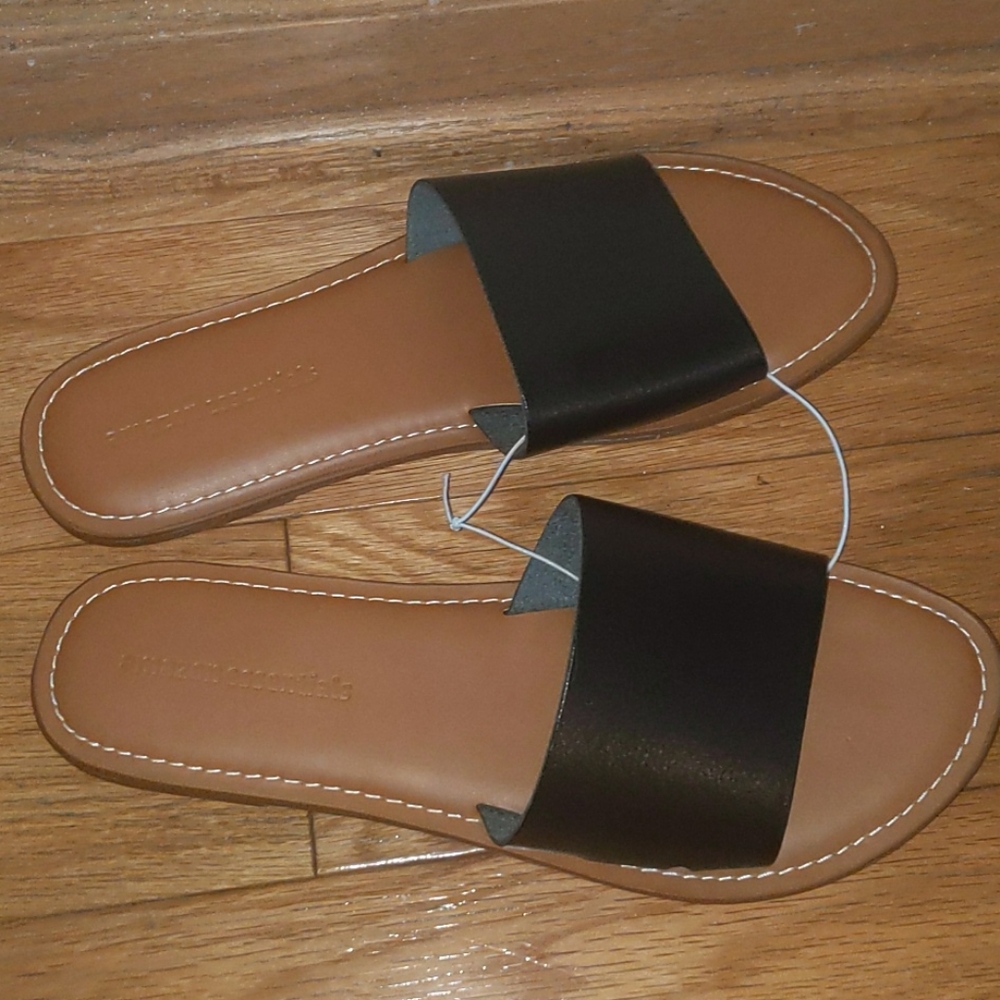 Basic Black Sandal NWOT